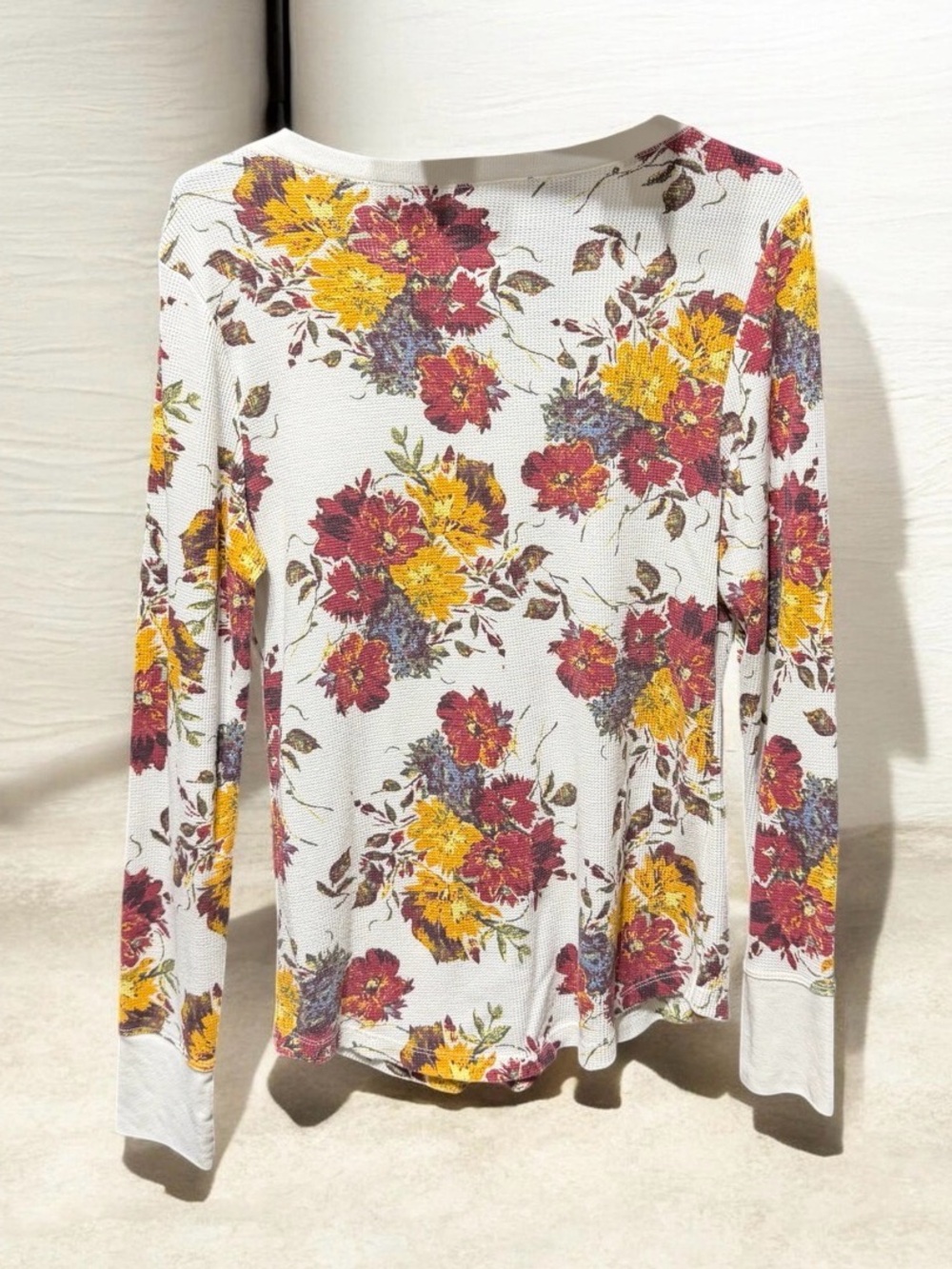 Time and Tru Cream Floral V-Neck Henley Top with Red Accents NIP/NWOT - Picture 2 of 3